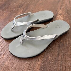 OluKai Ho'opio Girls Silver Beach Flip-Flop Sandals